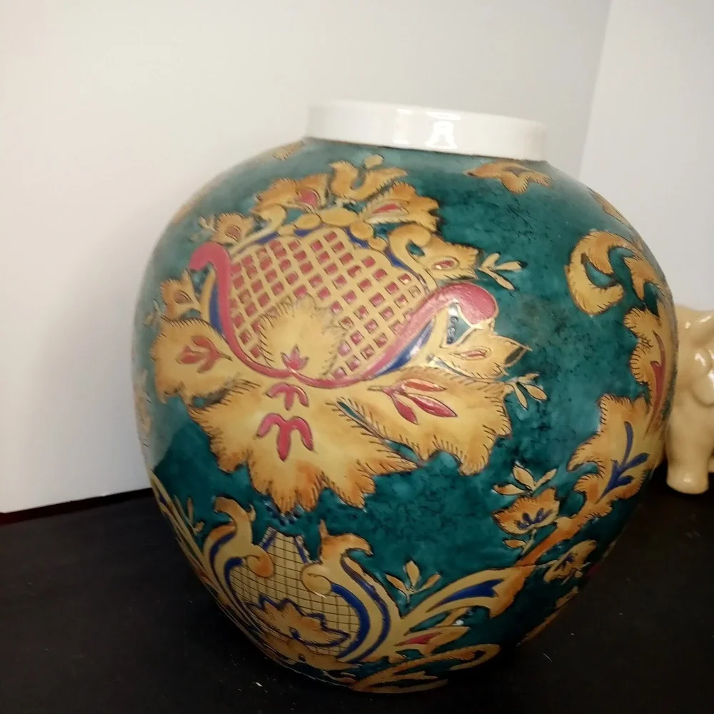 Medium  Round Porcelain vase Green In Color Floral‎ Pattern